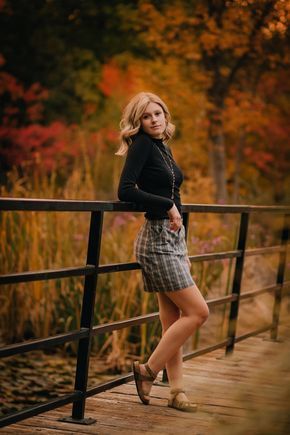 Senior Picture Poses, Fall Senior Portraits, Senior Portrait Outfits, Portret Feminin, Senior Portraits Girl, Pose Portrait, Senior Photography Poses, Fall Portraits, Fall Family Photo Outfits