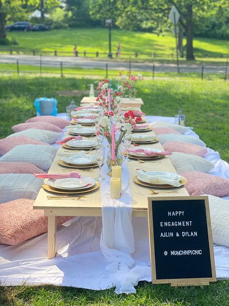 Why not throw an outdoor surprise enegament party? Head over to instagram ( munchnpicnic ) for more information. #outdoorpicnic #picnic #popuppicnic #engagmentpicnic #surprisepicnic #engagmentideas #summerpicnic #engagmentphotos #tablescape #engaged #pinkandwhite #summercolors #summerpallett Ground Seating Outdoor Party, Diy Outdoor Toys For Kids, Kids Outdoor Table, Beach Picnic Party, Diy Outdoor Toys, Outdoor Tea Parties, Picnic Party Decorations, Picnic Decor, Outdoor Decor Ideas