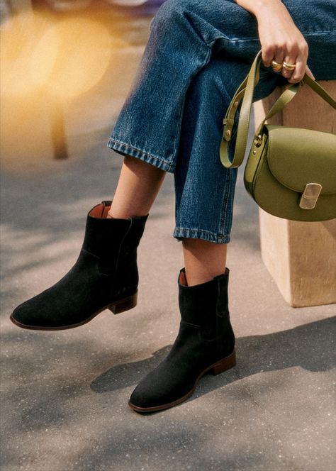 Sézane flat ankle boots in black split leather. Styling Ankle Boots, Timeless Boots, Mid Boots, Thigh Boot, Low Boots, Ankle Boots Flat, Boots Women Fashion, Biker Boots, Boots Ankle