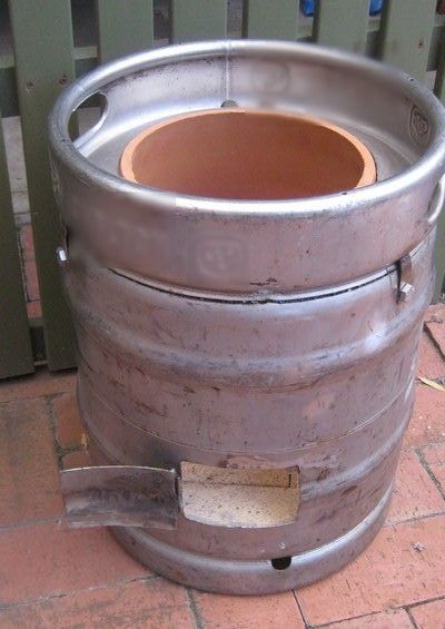 Top 10 ways to recycle a beer keg Beer Barrel Ideas, Beer Keg Ideas, Pop Up Kitchen, Beer Garden Design, Backyard Smokers, Pellet Fireplace, Shop Heater, Brick Oven Outdoor, Barrels Diy