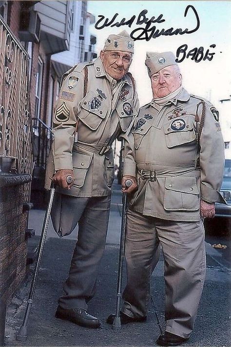 Bill Guarnere and Babe Heffron first met as members of Easy Company, even though they'd grown up just a few miles from each other in Philadelphia. They became lifelong best friends, and died just a few weeks apart in 2015. Bill Guarnere, Easy Company, Band Of Brothers, Great Pic, Military Heroes, American Soldiers, United States Army, Military Men, American Heroes