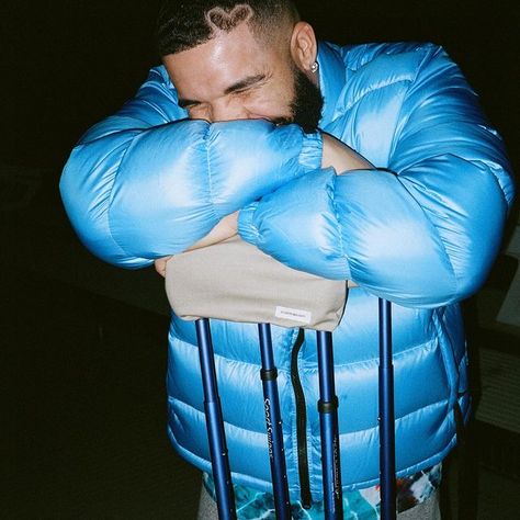 Life can look good in a picture but we don’t live in pictures just know dat Villain Mentality, Drakes Songs, Drake Photos, Drake Drizzy, Drake Graham, Aubrey Drake, Neon Hair, Blue Puffer Jacket, Blue Puffer