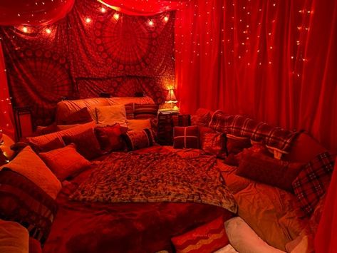 20 People Who Created Their Own Paradise on Earth Bedroom Red, Red Rooms, Paradise On Earth, Dream Room Inspiration, Comfortable Room, House Room, Cozy Room, Room Inspiration Bedroom, Room Ideas Bedroom