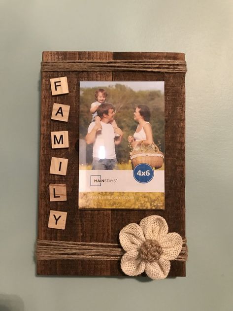 Diy Family Picture Frame, Diy Picture Frames Ideas Creative, Diy Picture Frames Ideas Crafts, Diy Wood Picture Frames, Country Craft Ideas, Scrabble Tile Crafts, Family Frame, Scrap Wood Crafts, Picture Frame Crafts