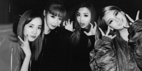 CL evokes nostalgia by posting an old picture of all four members of #2NE1 http://www.allkpop.com/article/2017/01/cl-evokes-nostalgia-by-posting-an-old-picture-of-all-four-members-of-2ne1 2ne1 Group Photo, Digital Moodboard, Cl 2ne1, Lee Chaerin, Music Girl, Sandara Park, Spotify Playlists, Kpop Group, Instagram Life