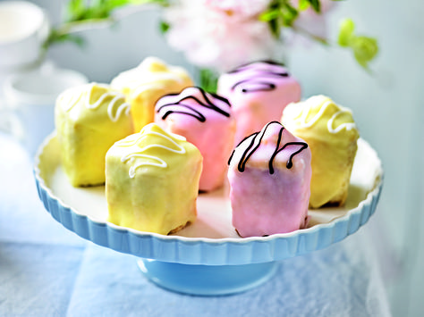 Fondant Fancies — Baking Martha Fondant Fancies, Packaging Ingredients, Mr Kipling, French Fancies, Cupcake Icing, Tool Cake, Vanilla Sponge, Fondant Icing, Food Articles