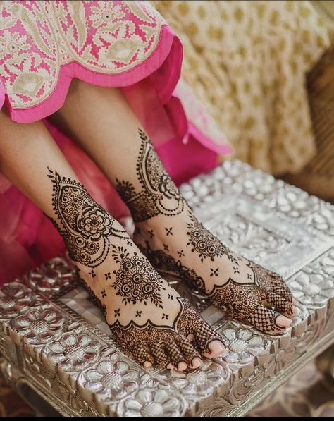 Wedding Henna Designs, Leg Mehndi, Foot Henna, New Bridal Mehndi Designs, Legs Mehndi Design, Mehndi Designs Bridal Hands, Rose Mehndi Designs, Bridal Henna Designs, Latest Bridal Mehndi Designs