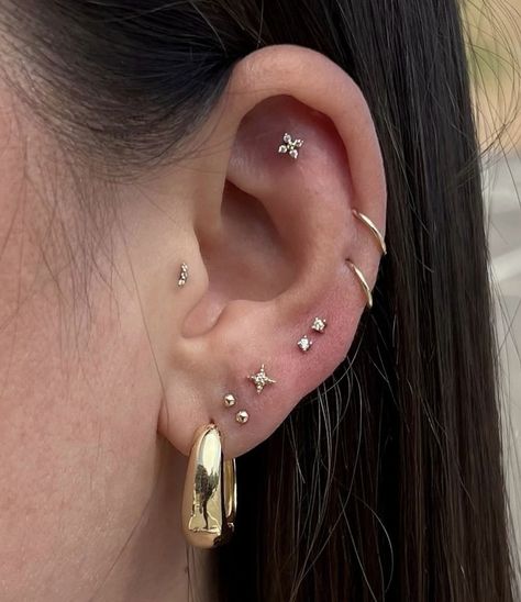 Ear Layout Ideas, Ear Layout, Ear Curation Silver, Piercing Arrangements, High Lobe Piercing, Piercing Layout, Ear Stacking Ideas, Pierce Ear, Piercing Flat