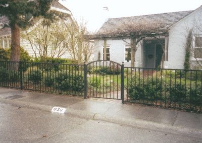 Fence In Front Of House, Backyard Additions, Rod Iron Fences, Front Porch Landscape, Austin Garden, Flip Houses, Iron Fences, Metal Garden Gates, Wrought Iron Fence