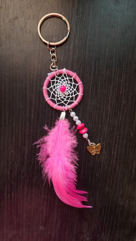 Dream Catcher Keychain Diy, Cute Dreamcatcher, Dreamcatcher Keychain, How To Make Keychains, Dream Catcher Bracelet, Dream Catcher Keychain, Making Dream Catchers, Diy Dream Catcher Tutorial, Diy Keyring