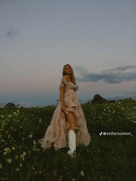 Running In A Field, Fashion Design Projects, Flower Field Photoshoot, Selkie Dress, Cowgirl Photoshoot, Senior Year Pictures, Extraordinary Fashion, Foto Cowgirl, Senior Photoshoot Poses