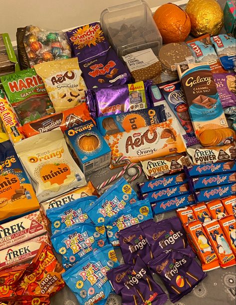 British Snacks England, Snacks Pics, Uk Snacks, 2000s Food, Caramel Rice Cakes, British Snacks, Uk Sweets, British Candy, British Sweets