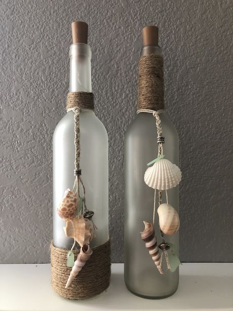 Diy Beach Wine Bottle #seashells #burlap #frosted bottle #beads #cork lights #sea glass #diy Pot Gantung, Beach Decorations, Diy Beach, Glass Bottle Diy, Wine Bottle Corks, Wine Craft, Diy Glass Bottle Crafts, Shell Crafts Diy, Wine Bottle Art