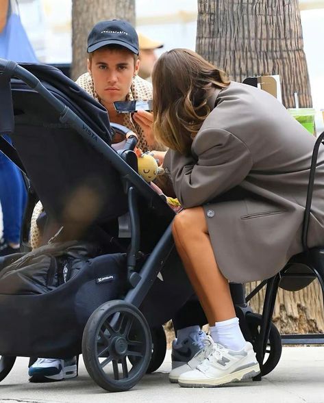 New Balance 550 Outfit Hailey Bieber, Hailey Bieber New Balance 550, New Balance 550 Hailey Bieber, Hailey Bieber Shoes, Chelsea Outfit, Dunks Outfit Woman, Nb 550, Justin Bieber Family, Moon Outfit