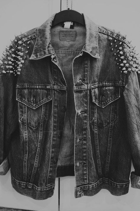 Black light wash denim jacket gets extra tough with spikes on shoulders.. DIY the look yourself: http://mjtrends.com/pins.php?name=gold-spikes-for-jacket_1 Taz Balance, Skull Jacket, Jacket Art, Jean Outfit, Studded Denim Jacket, Battle Jacket, Diy Jacket, Studded Jacket, Studded Denim