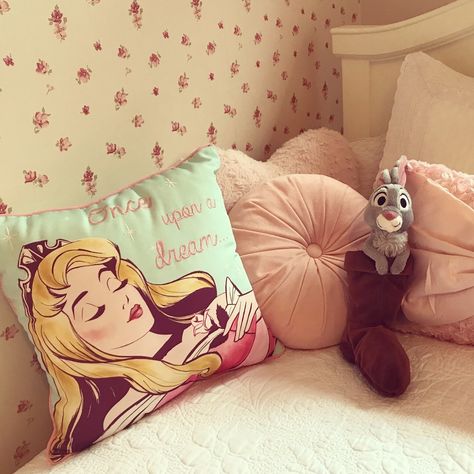 once upon a dream! Princess Aurora Bedroom, Sleeping Beauty Bedroom Inspiration, Sleeping Beauty Bedroom, Sleeping Beauty Room, Disney Room Aesthetic, Disney Bedroom, Sleeping Beauty Nursery, Disney Room, Disney Girls Room