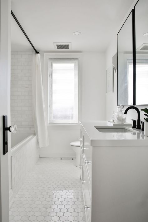 Bathroom White Marble, Popular Bathroom Designs, All White Bathroom, Modern White Bathroom, Bathroom White, Bad Inspiration, Bathroom Ideas Modern, Trendy Bathroom, Marble Bathroom