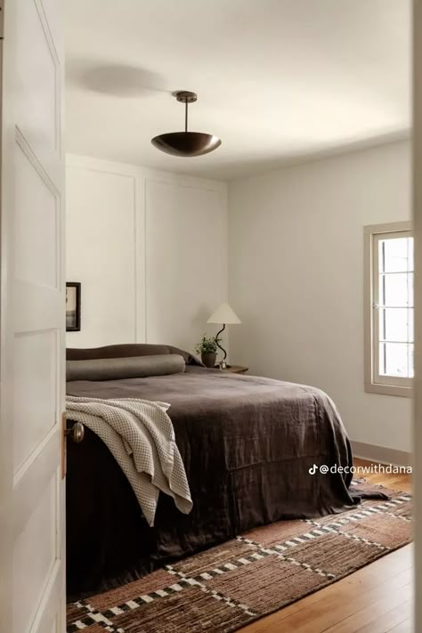 Extra Bedroom Ideas What To Do With, Mens Small Bedroom Ideas, Office With Bed, Bedroom With Rug, Simple Guest Bedroom, Easy Bedroom Makeover, Layered Bed, 1930s Cottage, Khaki Bedroom