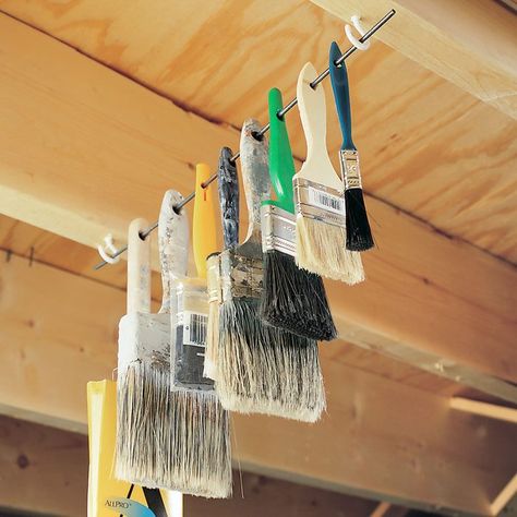 Paint Brush Storage, Garage Organization Tips, Garage Organisation, Storage Shed Organization, Garage Workshop Organization, Shed Organization, Garage Tool Storage, نباتات منزلية, Garage Organize