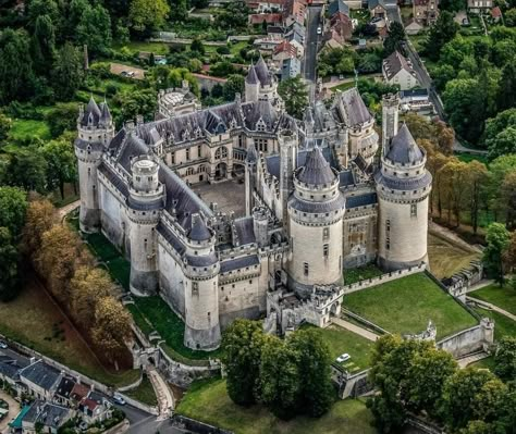 Pierrefonds Castle, Bodiam Castle, Castle Estate, Castle Home, Romanesque Architecture, Castle Mansion, Castle Aesthetic, European Castles, Germany Castles