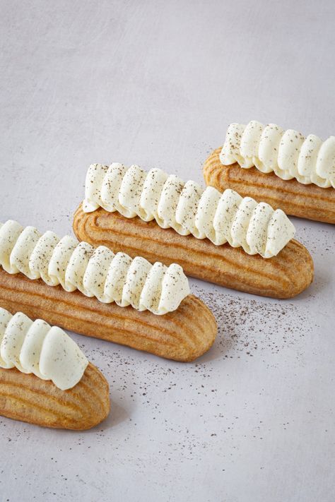 Éclairs à la Vanille Vanilla Flan, French Pastries Recipes, Vanilla Extract Recipe, Eclair Recipe, Pavlova Recipe, Vanilla Recipes, Choux Pastry, Fancy Desserts, French Pastries