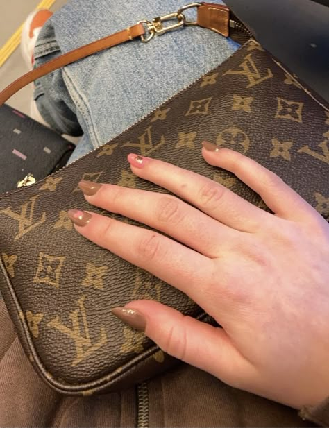 Lv Sling, 22 Aesthetic, Louis Vuitton Aesthetic, Emrata Style, Birthday Dream, Lip Combos, Fav Products, Annie Leblanc, Daily Ideas