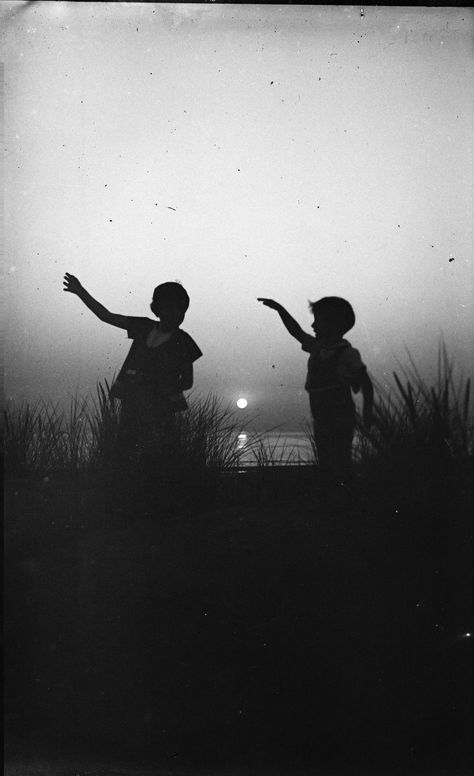 Brothers One Sided Friendship, Photo Negative, Photo Vintage, Dark Photography, Laura Lee, Magazine Photography, White Photo, Black White Photography, Image Hd