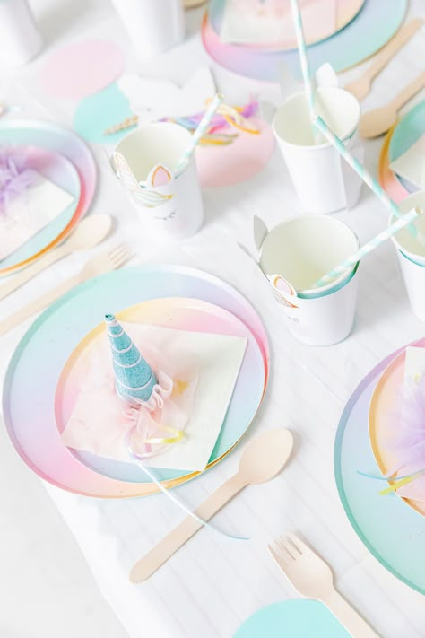 Unicorn Birthday Table Decor, Unicorn Table Decorations Ideas, Unicorn Party Table Setting, Unique Unicorn Party Ideas, Elegant Unicorn Birthday Party, Unicorn Beach Party, Minimalist Unicorn Birthday Party, Unicorn Table Setting, Unicorn Party Table Decorations