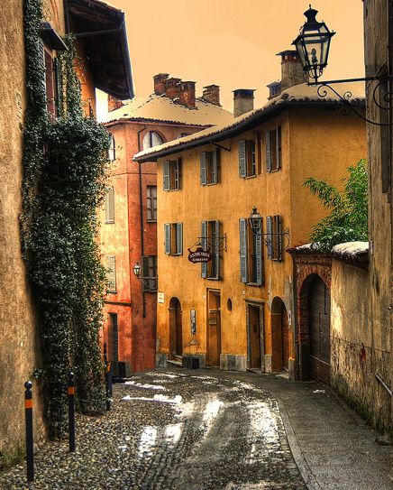 Saluzzo, Italy Alley Way, Piedmont Italy, Italian Architecture, Places In Italy, Leyte, Regions Of Italy, Italy Photo, Visit Italy, Italy Vacation