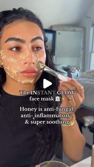 Jaime Nicole on Instagram: "EVERYTHING you need for clear skin is just in your kitchen 😊🧖🏽‍♀️ Did you know honey is antibacterial & can help fight against acne? Oats absorb excess oil & act as an exfoliant in this at home face mask!   Directions: - 1/2 cup blended oats  - 2-3 tbsp honey ( depends of preferred texture) - leave on for 15-20 mins  store leftovers to use 2-3x a week!" Oats Face Mask Acne, Oat And Honey Face Mask, Oatmeal And Honey Face Mask, Honey And Oats Face Mask, Oats And Honey Face Mask, Oats For Face, Oats Face Mask Glowing Skin, Face Mask For Textured Skin, Diy Face Mask For Acne