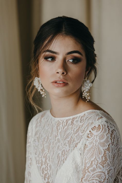 How to choose bridal earrings to suit your neckline - TANIA MARAS | bespoke wedding headpieces + wedding veils Romantic Updos, Wedding Hairstyles And Makeup, Bridal Makeup Natural, Wedding Day Makeup, Bohemian Bridal, Braut Make-up, The Rising Sun, Makeup Wedding, The Aurora