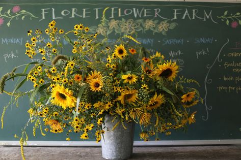 EBFF - great mix of yellows Blomme Rangskikkings, Sunflower Arrangement, Types Of Sunflowers, Sunflower Arrangements, Shade Flowers, Arrangement Ideas, Flower Farmer, Sunflower Bouquets, Farm Photo