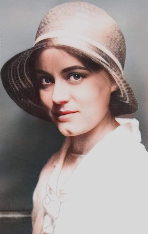 St Edith Stein, Edith Stein, Saint Teresa, 19th Century Paintings, Christian Images, Faith Inspiration, Jesus Pictures, Roman Catholic, Catholic Faith