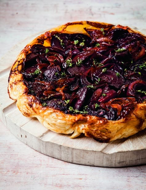 Red Onion Tart Tatin, Beetroot Tarte Tatin, Beetroot Tart, Beetroot Recipe, Vegan Tart, Tarte Tatin Recipe, Red Vegetables, Vegetable Tart, Beetroot Recipes