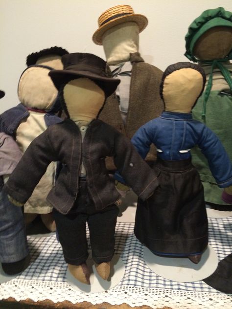 Amish Dolls, Amish Life, Making Dolls, Amish Community, Folk Art Dolls, Cloth Dolls, Doll Crafts, Fabric Dolls, Doll Making