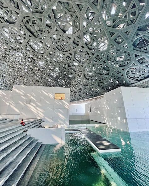 In contrast to the classic structure of the Louvre in Paris, the Louvre in Abu Dhabi is a feat in modern architecture. The museum’s design makes it so that even if you’re strolling through it in the evening, the lighting doesn’t give the time of day away. Looking as though it’s 12 noon at 7PM with how naturally the light comes across. Photo: @court.nyc Louvre Abu Dhabi, Abu Dhabi Travel, Dubai Holidays, Dubai Aesthetic, Responsible Tourism, Architecture Drawing Art, Eco Friendly Travel, Louvre Museum, The Louvre