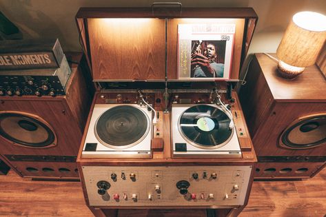 How to create your own listening room Vintage Stereo Console, Audiophile Room, Audiophile Listening Room, Stereo Console, High End Speakers, Record Stand, Best Speakers, Listening Room, Audio Room