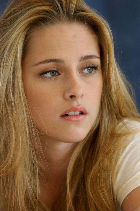 I like Kristen Stewart better as a blonde... Kristine Stewart, Kristan Stewart, Christine Stewart, Kristen Stewart Hair, Kristen Stewart Twilight, Kristin Stewart, Kristen Stewart Style, Hair Blond, Buda Castle