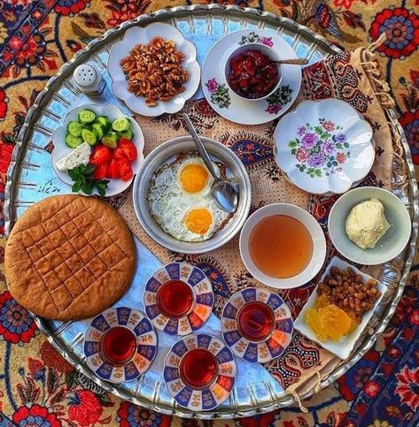 Suhoor Ideas, Persian Tea, Iran Food, Breakfast Inspiration, Muslim World, Iftar Recipes, Turkish Breakfast, Traditional Breakfast, Iranian Food