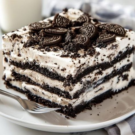 Oreo Icebox Cake Oreo Icebox Cake Recipes, Ice Box Cake Recipes, Oreo Ice Box Cake, Guava Desserts, Oreo Icebox Cake, Oreo Birthday Cake, Icebox Cakes, Ice Box Cake, Icebox Desserts