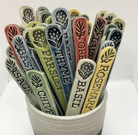 Herb Garden Markers, Garden Ceramics, Clay Craft Ideas, Herb Markers, Pottery Lessons, Air Dry Clay Projects, Air Clay, Garden Pottery, Ceramics Inspiration