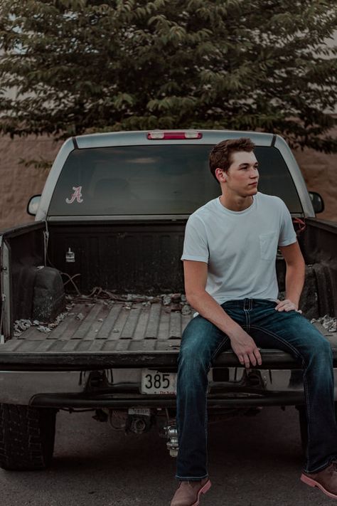 Guy Truck Photoshoot, Truck Senior Pictures, Guy Poses, Photography Moodboard, Senior Portraits Male, Senior Photos Boys, Unique Senior Pictures, Grad Photography, Male Senior Pictures