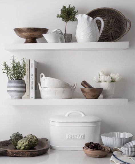 Kitchen Ideas Classic, White Kitchen Shelves, Kitchen Shelf Styling, White Kitchen Ideas, Kitchen Countertop Decor, Kitchen Shelf Decor, Styling Shelves, Countertop Decor, White Kitchen Design