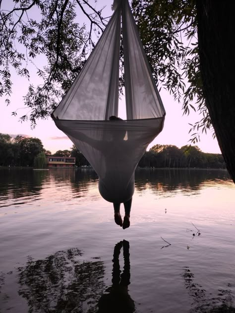 aerial hammock above the water Home Screen Pictures, Flying Yoga, Yoga Aerial, Air Yoga, Aerial Yoga Hammock, Aerial Yoga Poses, Yoga Photoshoot, Yoga Hammock, Aerial Hammock