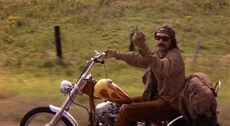 One of the most famous fingers ever! Dennis Hopper Easy Rider, Motorcycle Memes, Nastassja Kinski, Dennis Hopper, Travel Film, Movie Locations, Kevin Bacon, Jack Nicholson, Easy Rider