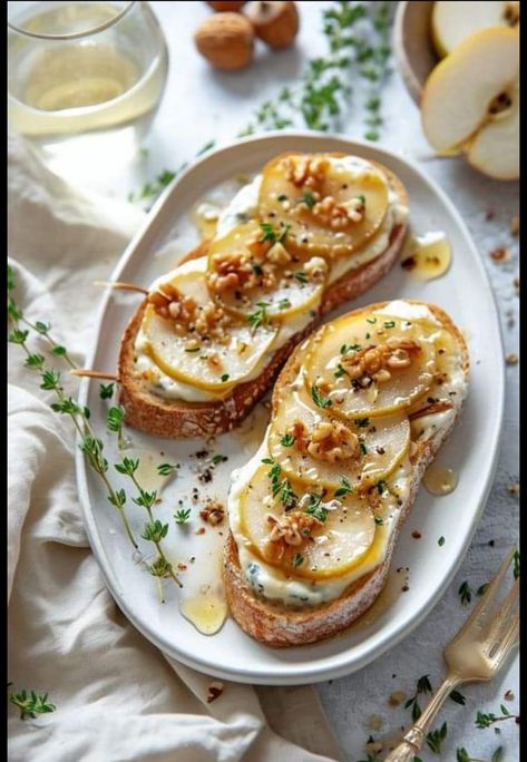 Pear And Gorgonzola, Gorgonzola Cheese, Walnut Bread, Idee Pasto Sano, Pretty Food, Aesthetic Food, Food Inspiration, Love Food, Breakfast Brunch