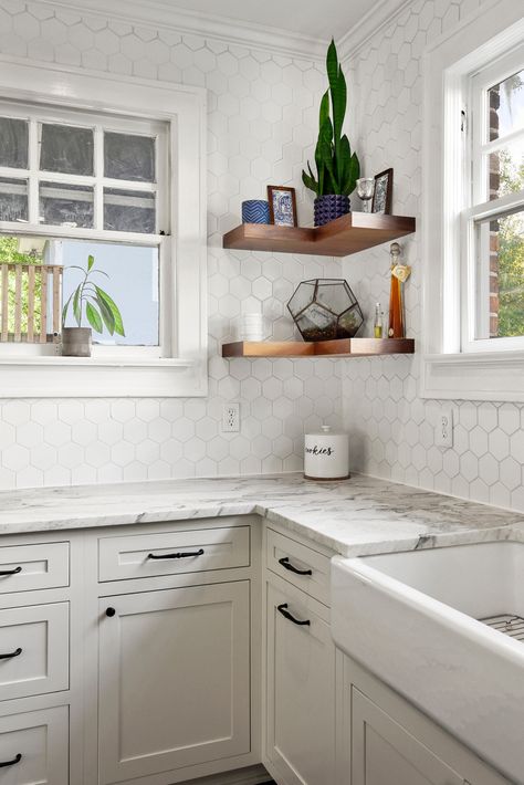 Bathroom Hexagon Backsplash, Hexagon Wall Tiles Kitchen, Easy Clean Kitchen Backsplash Ideas, Hexagon White Backsplash, Large Hexagon Backsplash, Kitchen Hexagon Backsplash, White Hexagon Backsplash Kitchen, Hexagon Backsplash Kitchen, White Hexagon Backsplash