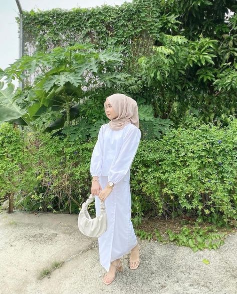 Foto Cewek Hijab Aesthetic, Ootd Poses, Moslem Fashion, Hijabi Outfit, Ootd Aesthetic, Muslim Fashion Hijab Outfits, Pose Fotografi, Abstract Wallpaper Backgrounds, Hijab Aesthetic