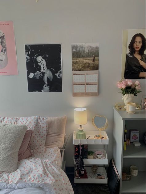 dorm room decor ideas aesthetic pink pink dorm room wall decor ideas dorm decor ideas pink and gray college dorm decor ideas pink dorm decor ideas pink and white college dorm room decor ideas pink Elle Woods Aesthetic Bedroom, Dorm Room Ideas Lana Del Rey, Americana Room Decor, Ethereal Dorm Room, Cool Dorm Aesthetic, Pink Vintage Bedroom Aesthetic, College Dorm Coquette, Lana Del Rey Dorm Room, Pink Vintage Aesthetic Room