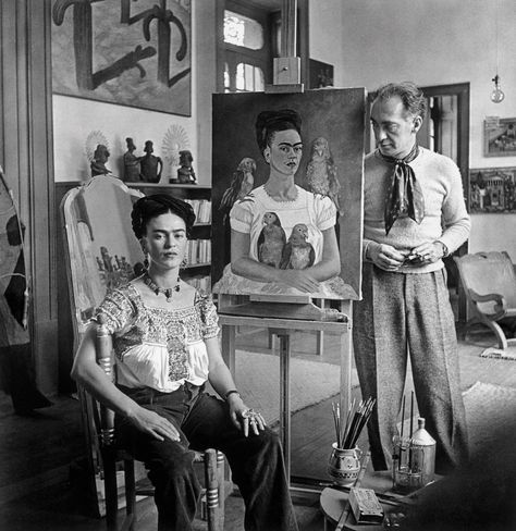 Nickolas Muray, "Frida with Nick in her Studio" | Silver Gelatin Print | Coyoacán 1941 | Courtesy of the Nickolas Muray Archives and Guest Curator Traveling Exhibitions and the Gilcrease Museum, Tulsa, Oklahoma Frida Paintings, Hispanic Artists, Nickolas Muray, Frida And Diego, Diego Rivera, Artist Models, Mexican Art, Western Art, Female Artists